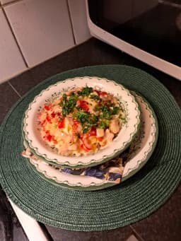 Nudlar med bacon, paprika, lök. .